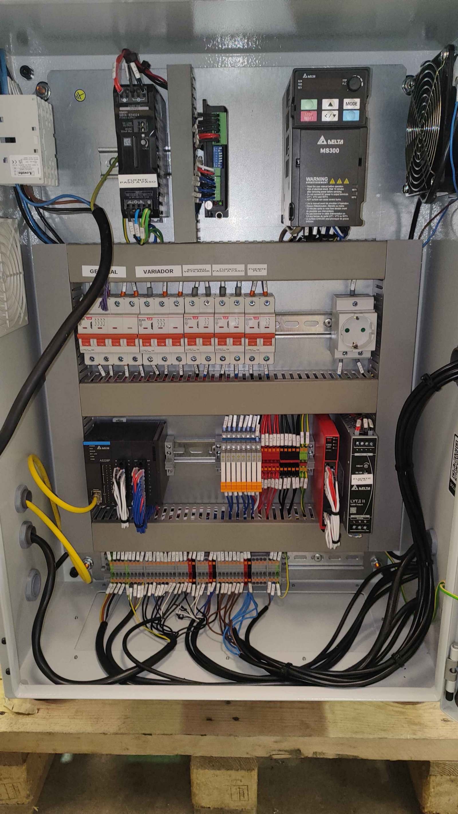 Cuadro de control con PLC Delta y variador MS300, cableado a medida